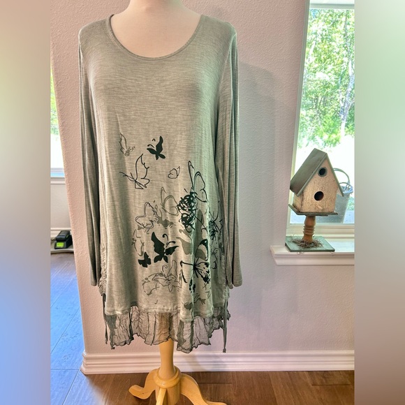 Soft Surroundings Tops - Soft surroundings ruched side Women's Gray butterfly print Top large